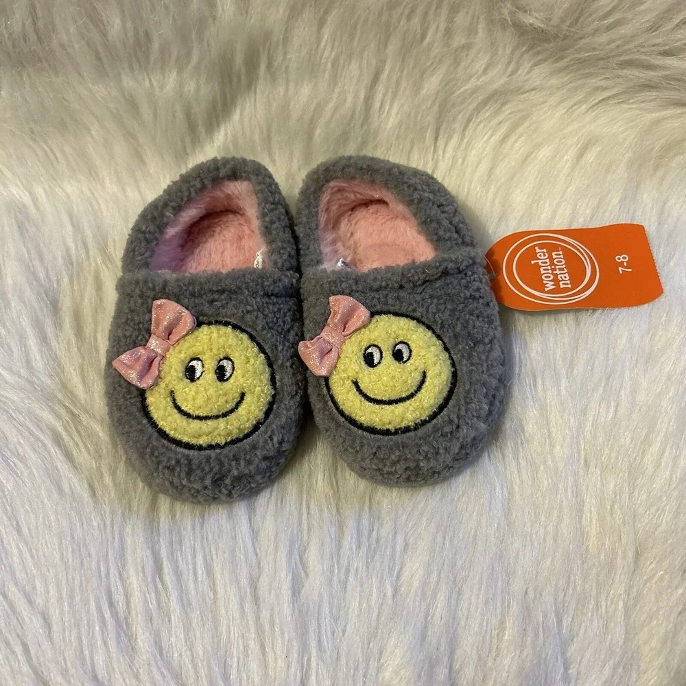 Wonder Nation Smiley‎ Face Slippers Girls Size 7-8 Grey Fuzzy Slip On Shoes